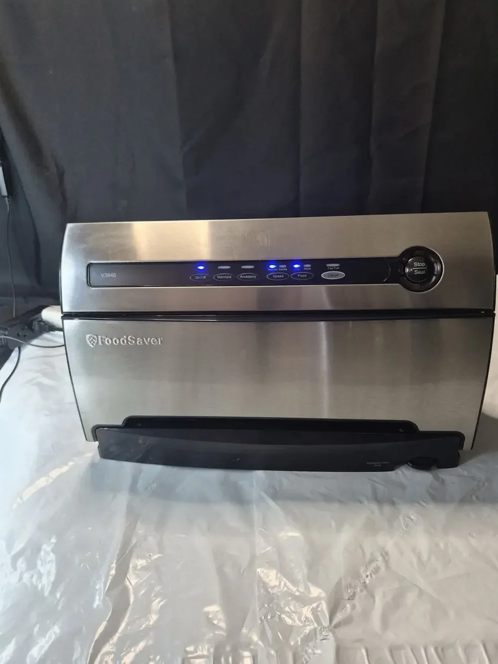 FoodSaver V3840 Vacuum Sealer w Bags Stainless, Clean And Ready Works Perfect..